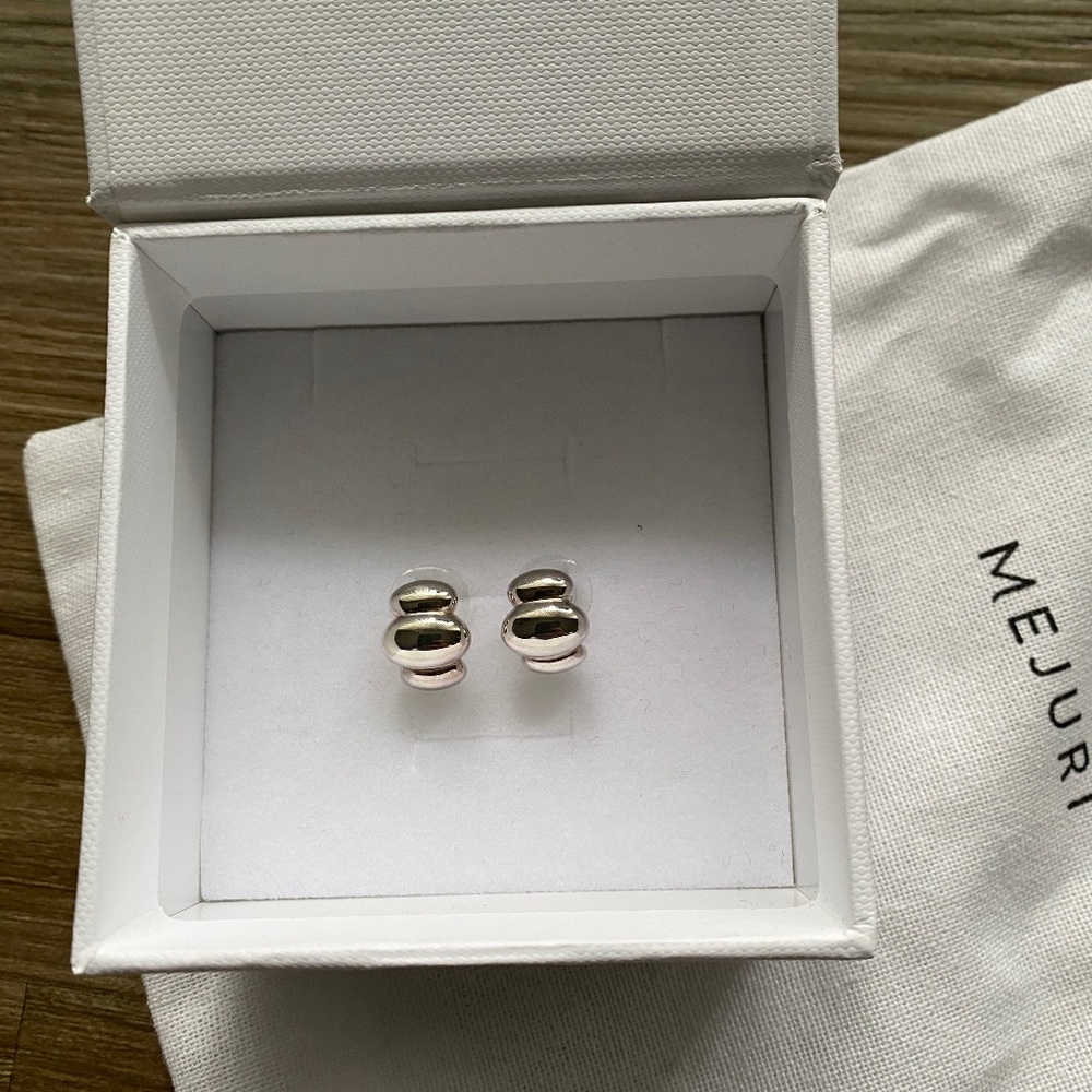 Mejuri Earrings Puffy Charlotte Huggies